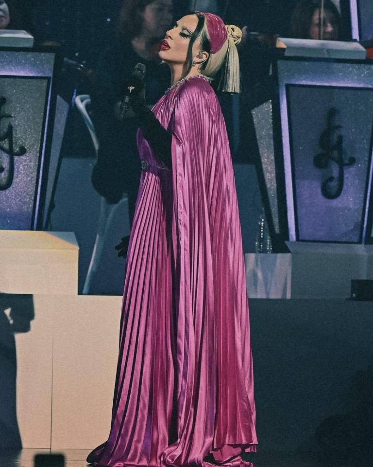 $!La cantante acaba de recibir su 14º Grammy, esta vez por el tema Die With A Smile, que grabó con Bruno Mars.