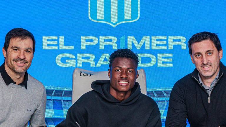 Alberto Campo firmando su primer contrato profesional.