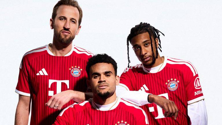 Harry Kane, Luis Díaz y Michael Olise luciendo la nueva camiseta del Bayern Múnich.