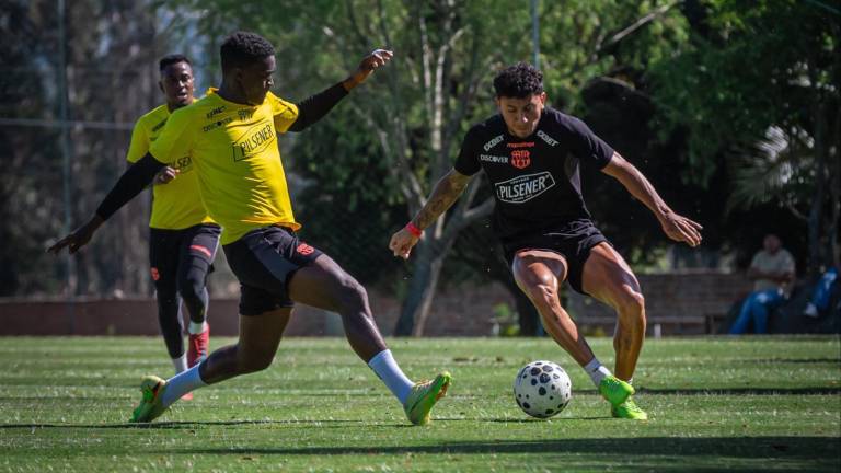 Joao Rojas controla el balón durante una sesión de entrenamiento de Barcelona SC.