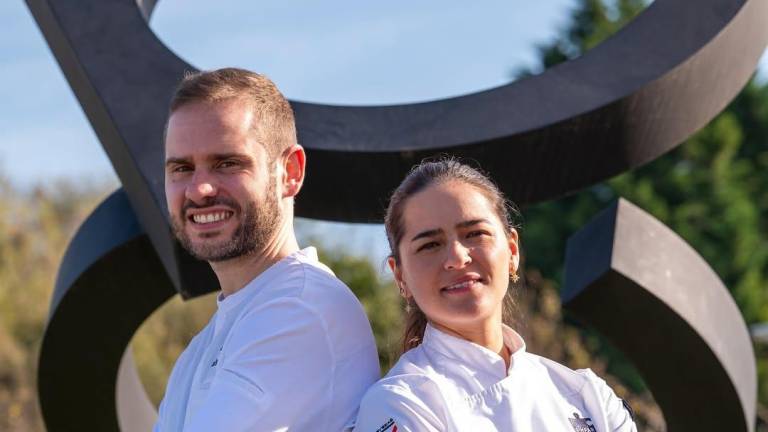 La chef pastelera ecuatoriana junto a su novio, el chef español, con quien iauguró el restaurante que hoy cuenta con una estrella Michelin.