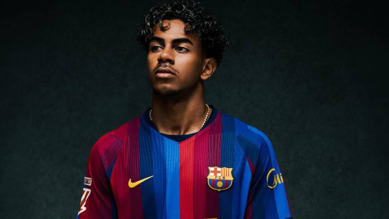Lamine Yamal luciendo la camiseta especial del FC Barcelona.