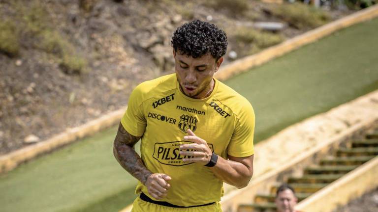 Joao Rojas realizando trabajos diferenciados en cancha.