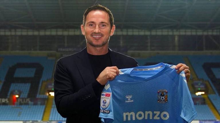 Frank Lampard junto a la camiseta titular del Coventry City.
