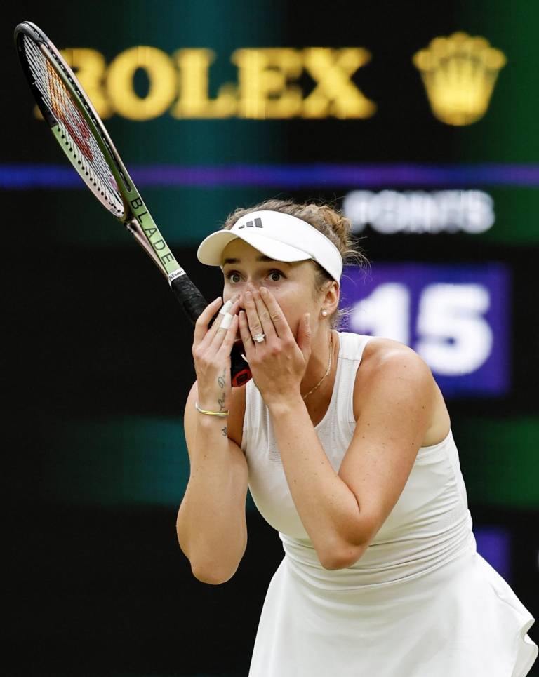 $!Svitolina celebra su victoria frente a Iga Swiatek durante su partido de cuartos en Wimbledon
