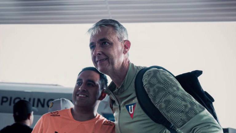 Tiago Nunes se tomó una foto junto a un hincha al arribar a Bolivia por su debut de Copa Libertadores.