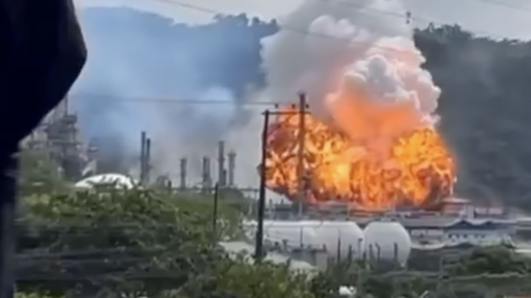 Explosión en la Refinería de Esmeraldas: un tanque de combustible se incendió la mañana de este lunes