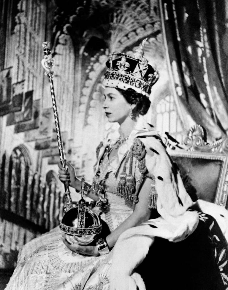 $!Foto realizada el 2 de junio de 1953, cuando la reina Elizabeth II posó tras su coronación realizada en Londres. (Photo by AFP)
