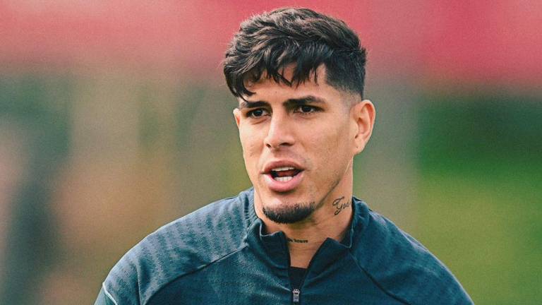 Piero Hincapie entrenando el 10 de abril de 2026 con el Arsenal en el Sobha Realty Training Centre.