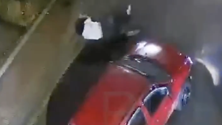 Captan a hombre fingiendo ser atropellado en Riobamba: corría a los carros y caía