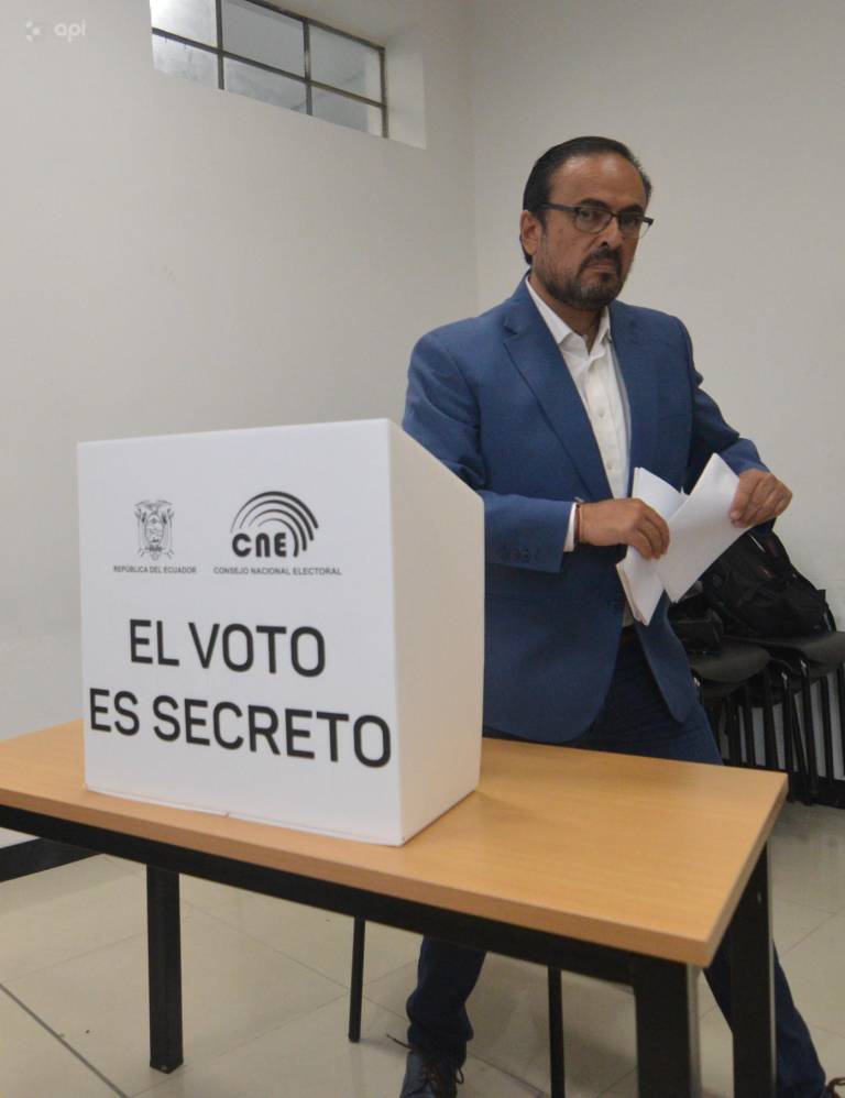 $!El candidato Paúl Carrasco ejerciendo su derecho al voto.