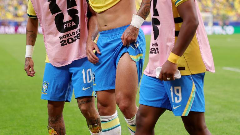 Lucas Paquetá sale lesionado durante el partido de dieciseisavos de final entre Brasil y Japón.