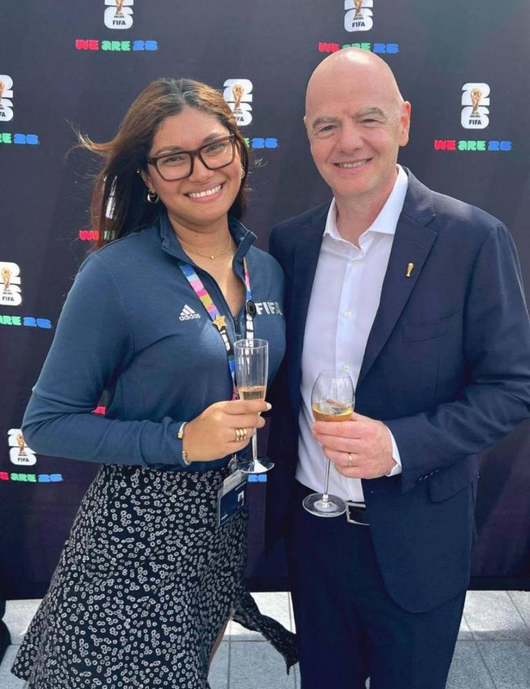 $!Lilibeth Martínez junto a Gianni Infantino, presidente de la FIFA.