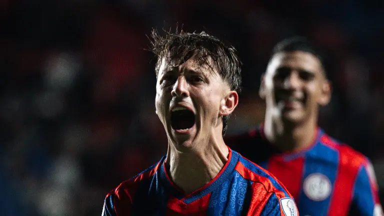 Nicolás Tripichio celebrando el gol anotado a Deportivo Cuenca en la fase de grupos de la Copa Sudamericana 2026.