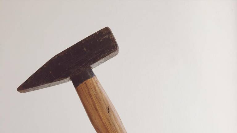 Femicida sentenciado a 26 años de cárcel en Caluma: escondió el cuerpo bajo cobijas y lo dejó con un martillo