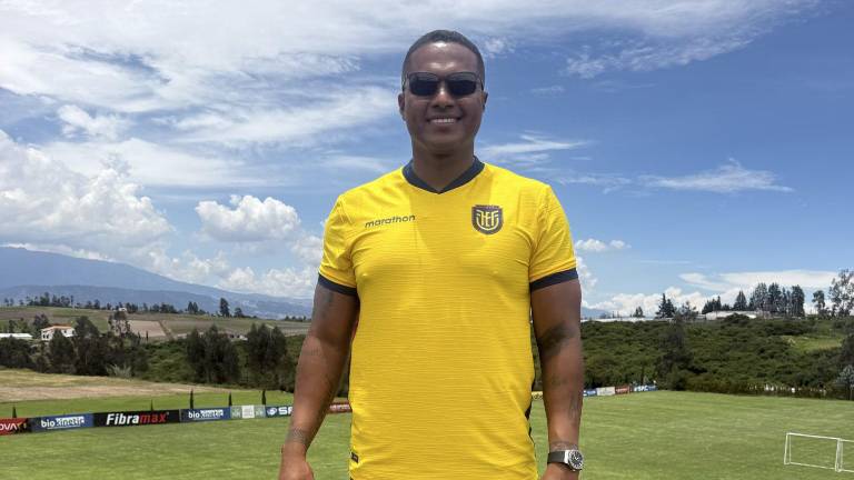 Antonio Valencia vistiendo la nueva camiseta de Ecuador para el Mundial 2026.