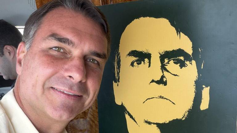 Flávio Bolsonaro dice ser el verdadero presidente electo de Brasil y denuncia persecución