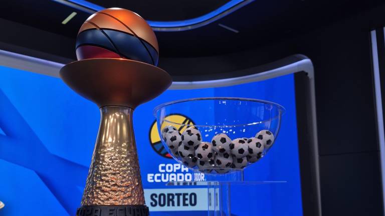 Trofeo de la Copa Ecuador 2026 en el sorteo de la primera etapa.