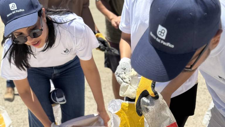 Banco del Pacífico impulsa jornada de limpieza en Salinas