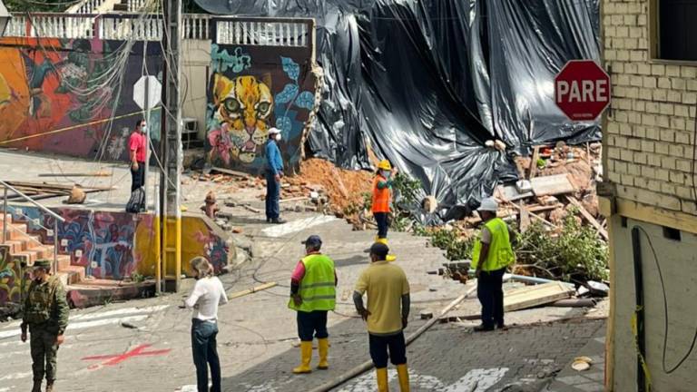 Los instantes de terror para rescatar a quienes habitaban una de las casas desplomadas en Zaruma