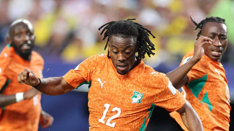 Elye Wahi disputando el partido del Grupo E de la Copa Mundial de la FIFA 2026 entre Costa de Marfil y Ecuador.