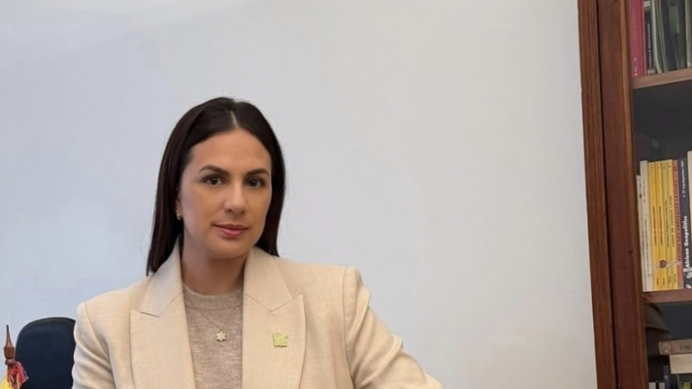 María Grazzia Acosta llega a la Embajada de Ecuador en Costa Rica.