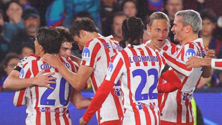 Jugadores del Atlético de Madrid celebrando la anotación de tiro libre de Julián Álvarez al FC Barcelona.