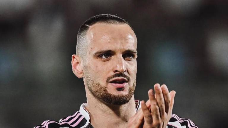 ¡Insólito! Hincha de Juventus terminó lesionando accidentalmente a su propio jugador