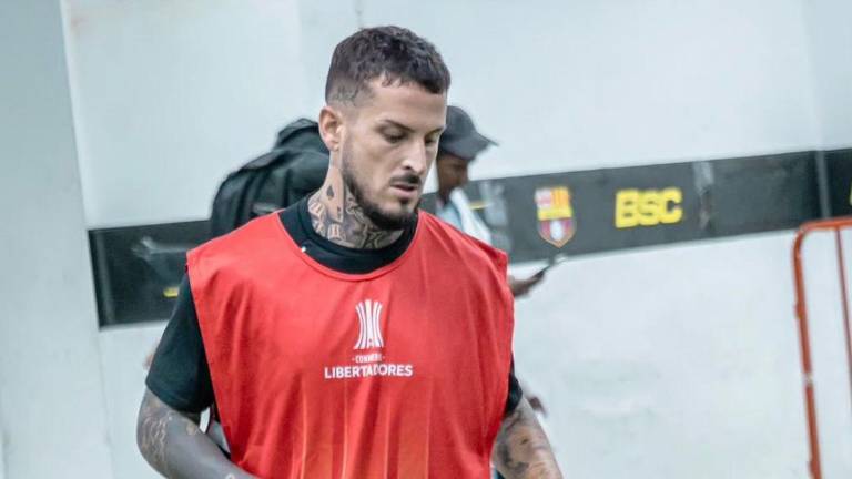 Darío Benedetto entrando en calor en el partido de Copa Libertadores frente a Boca Juniors.