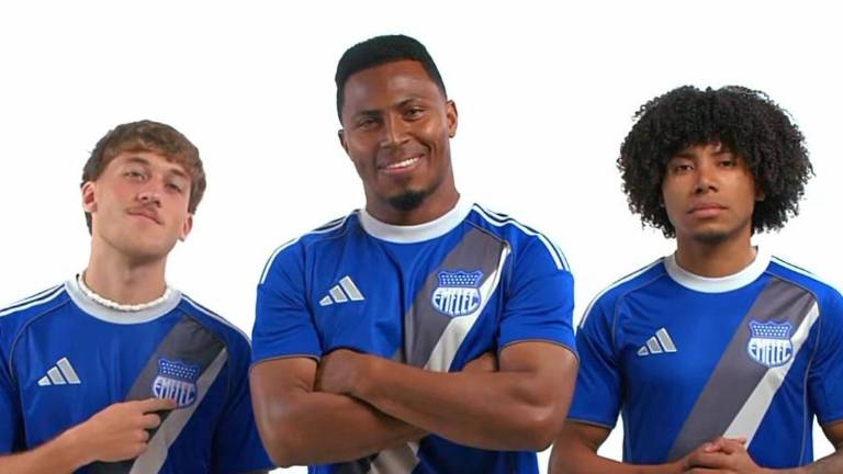 Luca Klimowicz, Pedro Ortiz y Angelo Mina lucen la nueva camiseta de local de Emelec.