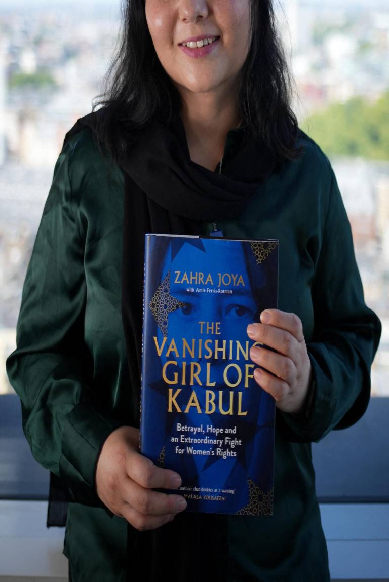 $!La periodista afgana Zahra Joya posa para una fotografía tras una entrevista con AFP en Londres, el 14 de agosto de 2026.
