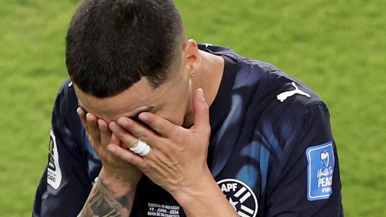 Miguel Almirón reacciona tras recibir una tarjeta roja por taparse la boca mientras hablaba con otro jugador durante el partido entre Turquía y Paraguay.