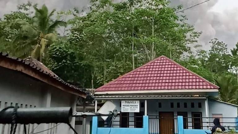 Al menos 1 muerto y 41 heridos por la erupción del volcán indonesio Semeru