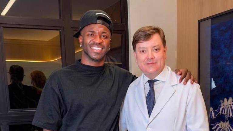 Vinícius Jr. junto a Alessandro Alarcão.
