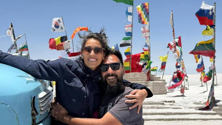 La familia que lo dejó todo para recorrer el mundo en un camión estuvo en Ecuador