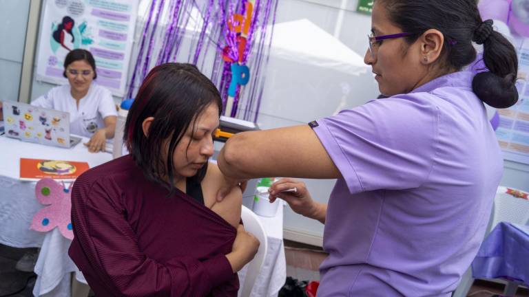 Mujer gestante se aplica la vacuna Tdap en una jornada del MSP, en Quito.