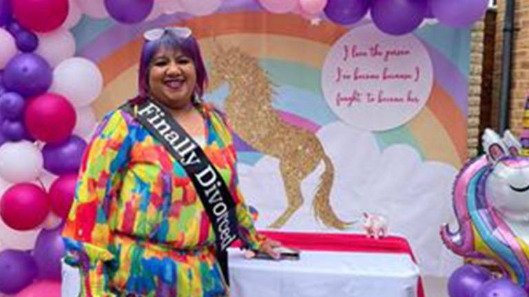 Mujer celebró su divorcio con una fiesta de unicornios
