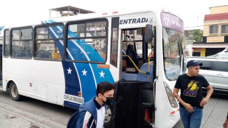 Delincuentes asesinan a militar que intentó impedir robo dentro de un bus en Guayaquil