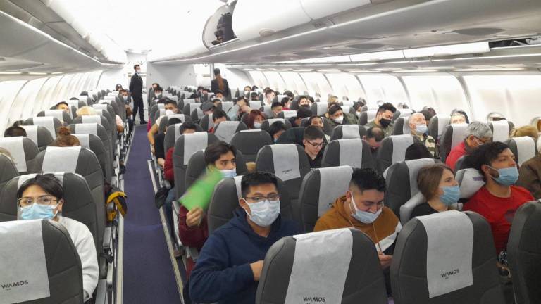 Tercer vuelo humanitario aterriza en Ecuador con 190 personas y 42 mascotas