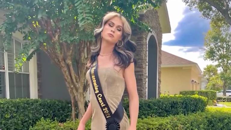 Joven trans se corona como reina del baile en su escuela