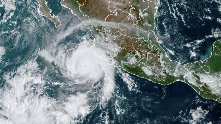 Huracán “Roslyn” avanza a las costa del Pacífico mexicano con vientos sostenidos de 215 km/h