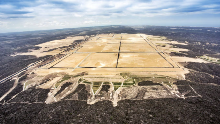 Fotografía aérea del terreno aplanado de la fallida Refinería del Pacífico.