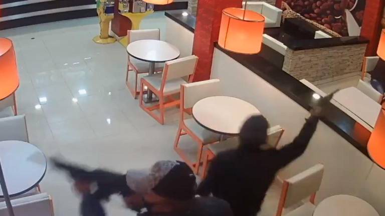 VIDEO: Grupo de asaltantes armados con un fusil y una pistola robaron una pizzería en el norte de Quito