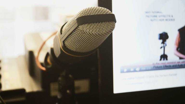 El consumo de podcasts en español sigue al alza, donde el año pasado más del 53 % de la población online consumió este tipo de contenidos.