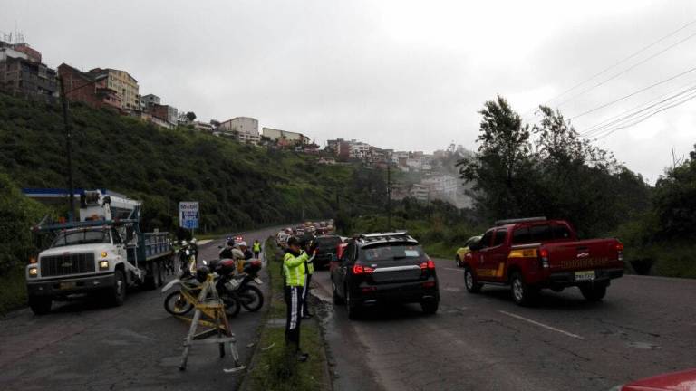 Deslizamiento de tierra ocasiona cierre de avenidas en Quito