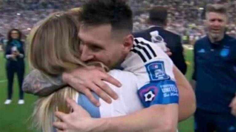 VIDEO: Quién es la mujer que protagonizó uno de los abrazos más emotivos con Messi