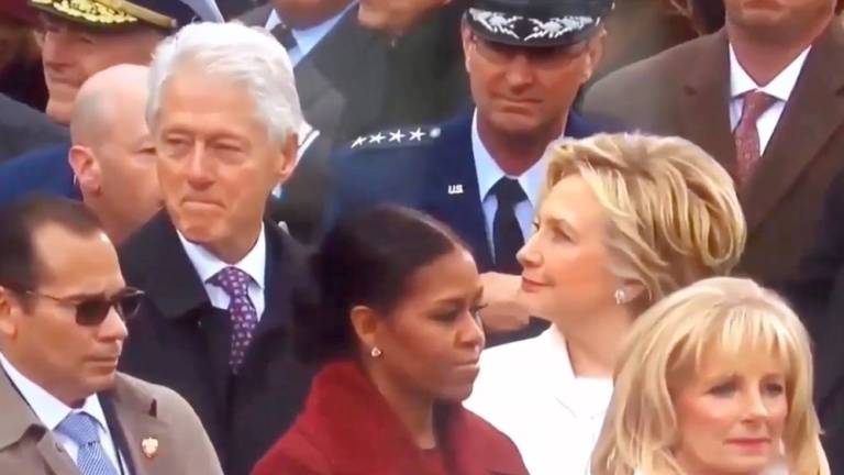 La mirada fulminante de Hillary Clinton a su esposo Bill al ver sus ojos &quot;traviesos&quot;
