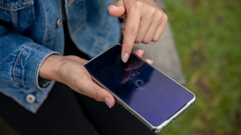 TikTok se ha convertido en un espacio de riesgo para jóvenes que buscan consejos psicológicos sin guía profesional.