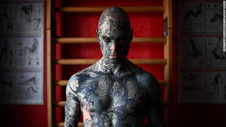 Transformó su cuerpo con tatuajes y fue despedido de escuela primaria