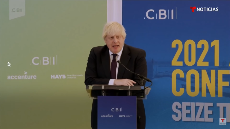 Boris Johnson pierde los papeles de su discurso y habla sobre 'Peppa Pig'